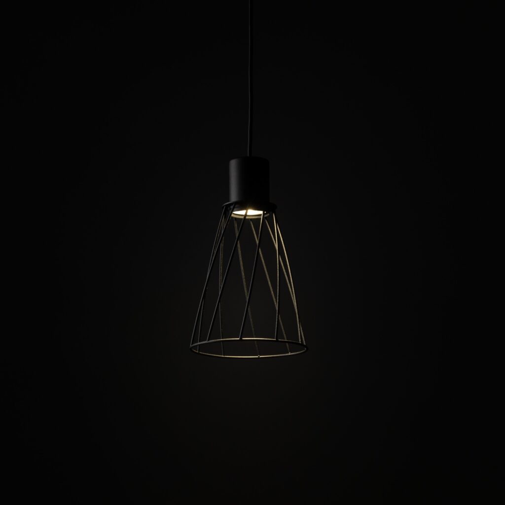 MODESTO BLACK LAMPA WISZACA 1